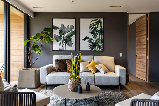 Complementos de decoración, accesorios en un ambiente de hogar con sofa