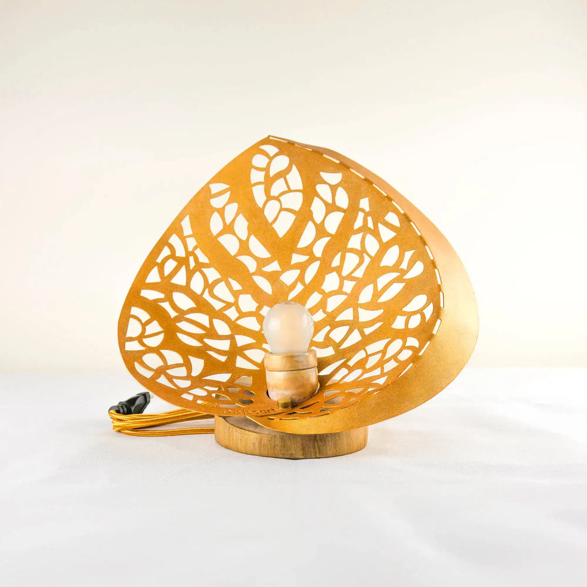 Lámpara Begoña – Elegancia artesanal Dorado - Kaimok Design