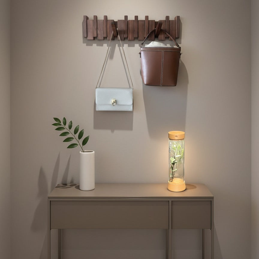 Perchero de madera en nogal, lampara EOS, entrada - Kaimok Design