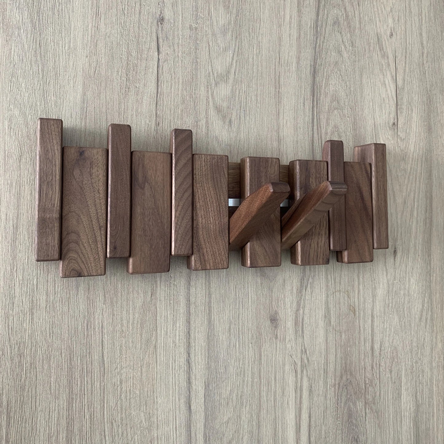 Perchero_madera_5_ganchos_nogal - Kaimok Design
