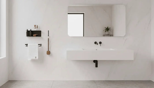Baño minimalista con accesorios de pared en negro: portarrollos, escobillero, toallero y dispensador de jabón Catania de Kaimok Design