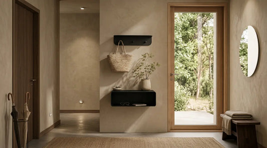 Perchero Milano y mesita de pared Como en negro, en una entrada de estilo Japandi - Kaimok Design