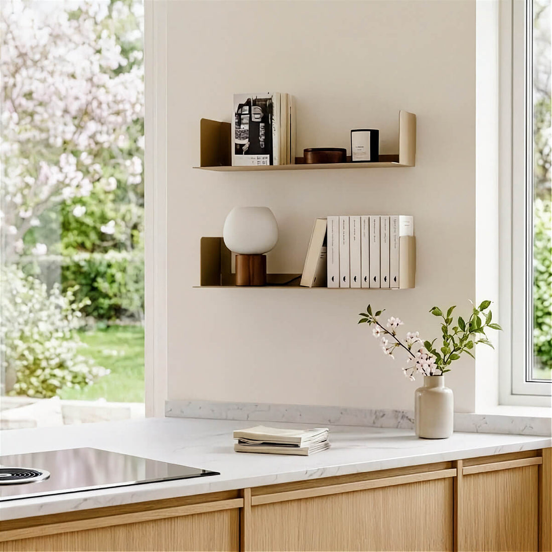 Estanterías de pared para cocina minimalista estilo japandi con baldas flotantes - Kaimok Design