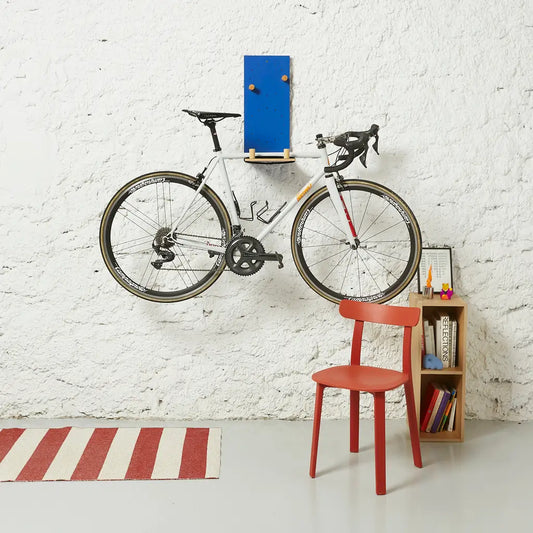 Estantería de pared Brera con bicicleta en ambiente de salón — portabicicletas de interior Kaimok estilo Japandi - Kaimok Design