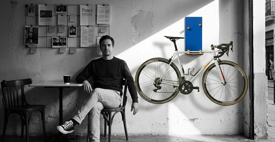 Estantería Brera como soporte de bicicleta de pared en cafetería urbana - Kaimok Design