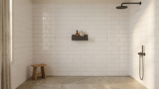 Estantería Torino negra con botes en ducha con mampara de cristal - Kaimok Design