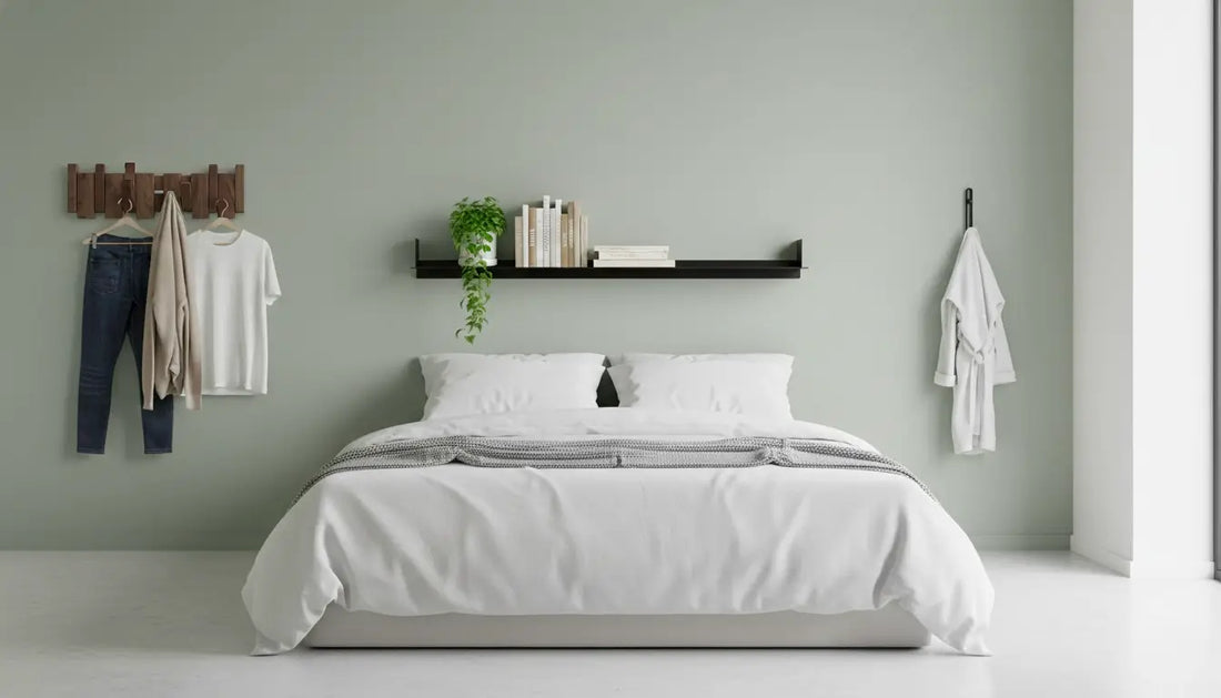 Dormitorio minimalista con perchero de pared y estanterías de pared y ganchos - Kaimok Design