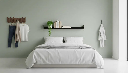 Dormitorio minimalista con perchero de pared y estanterías de pared y ganchos - Kaimok Design