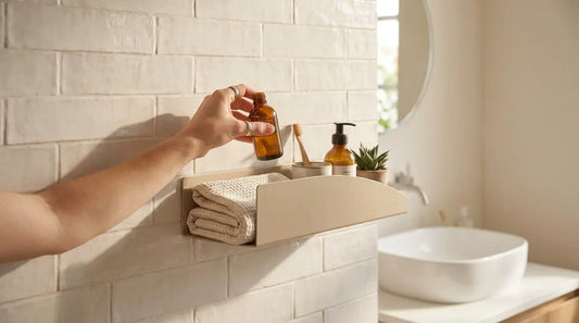 Estantería flotante metálica Torino en beige instalada en un baño pequeño - Kaimok Design