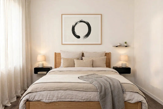 Dormitorio japandi con mesitas de pared flotantes COMO en negro con lámparas y estantería Kyoto de 40 cm sobre la mesita derecha - Kaimok Design