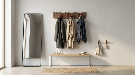 Perchero de pared Verona en madera con abrigos colgados en entrada minimalista - Kaimok Design