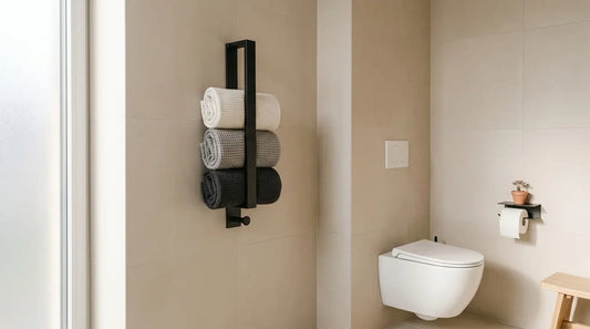Toallero Torino negro y portarrollos Bari en baño Japandi sin taladro - Kaimok Design