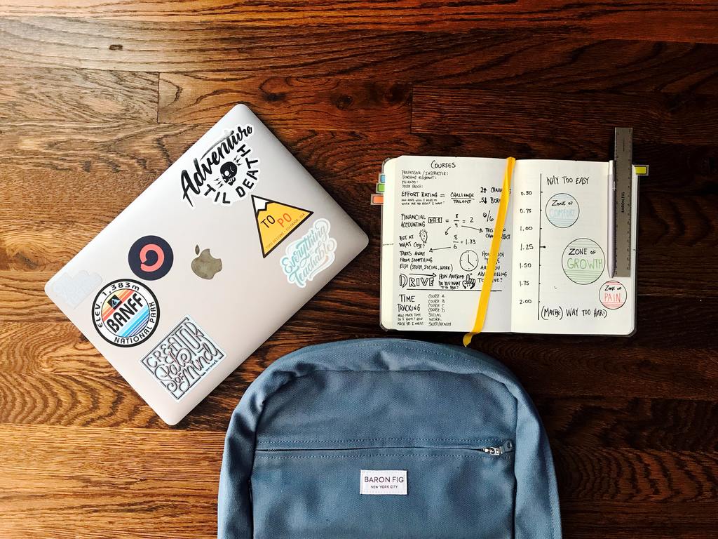 organizar hogar para la vuelta al cole, con estanteria de pared y perchero - Kaimok Design