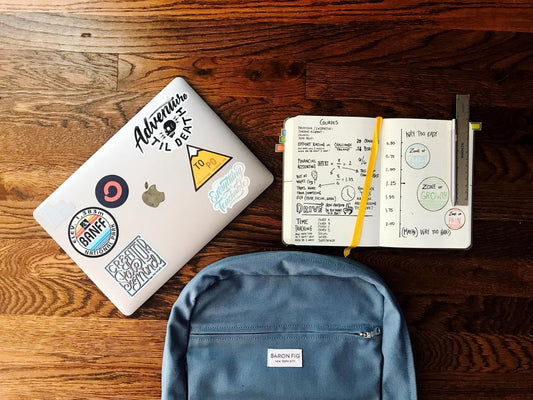 organizar hogar para la vuelta al cole, con estanteria de pared y perchero - Kaimok Design