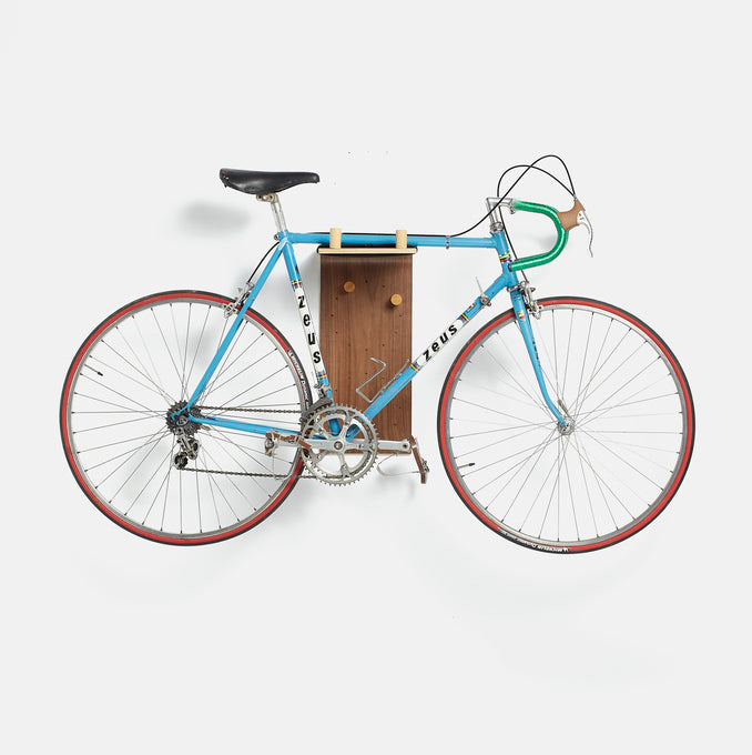 Bicicleta colgada en la estanteria flotante de pared Brera en madera