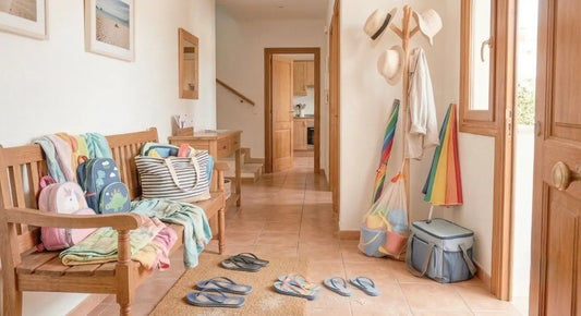 Casa desordenada en verano: perchero de pared y estantería de pared como solución de organización – Kaimok Design