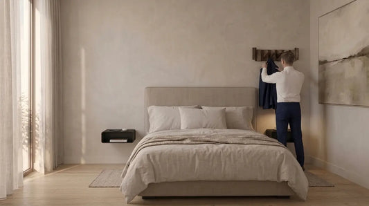 Dormitorio estilo Japandi con perchero de pared de madera y mesitas de pared en metal negro– Kaimok Design