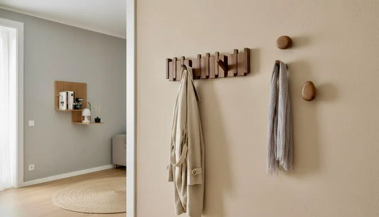 Entrada en estilo Japandi con perchero de pared Verona en madera nogal, perchas Verona Stone y repisa Brera al fondo, accesorios de pared Kaimok