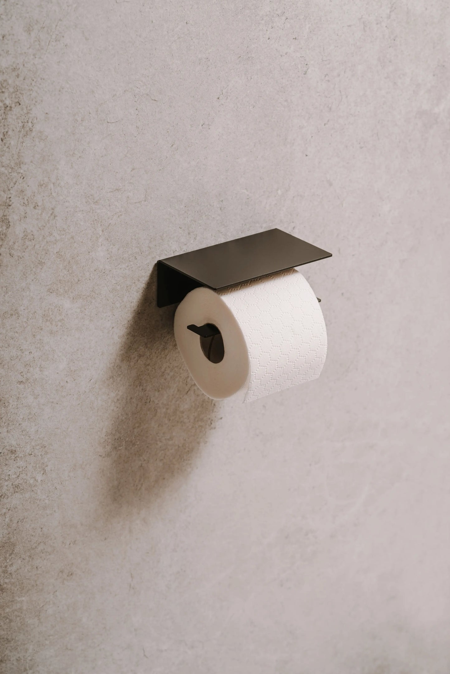 Berno toilet roll holder – Functional elegance with integrated shelf