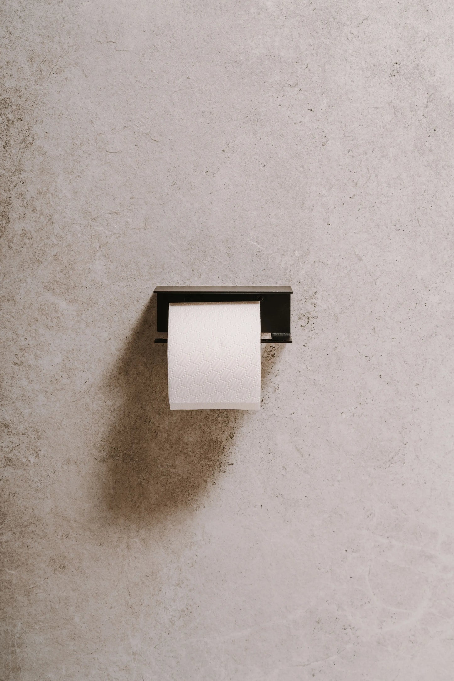 Berno toilet roll holder – Functional elegance with integrated shelf