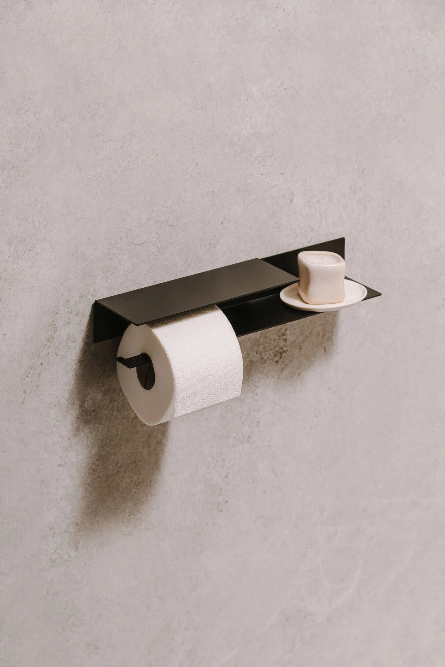 Berno toilet roll holder – Functional elegance with integrated shelf