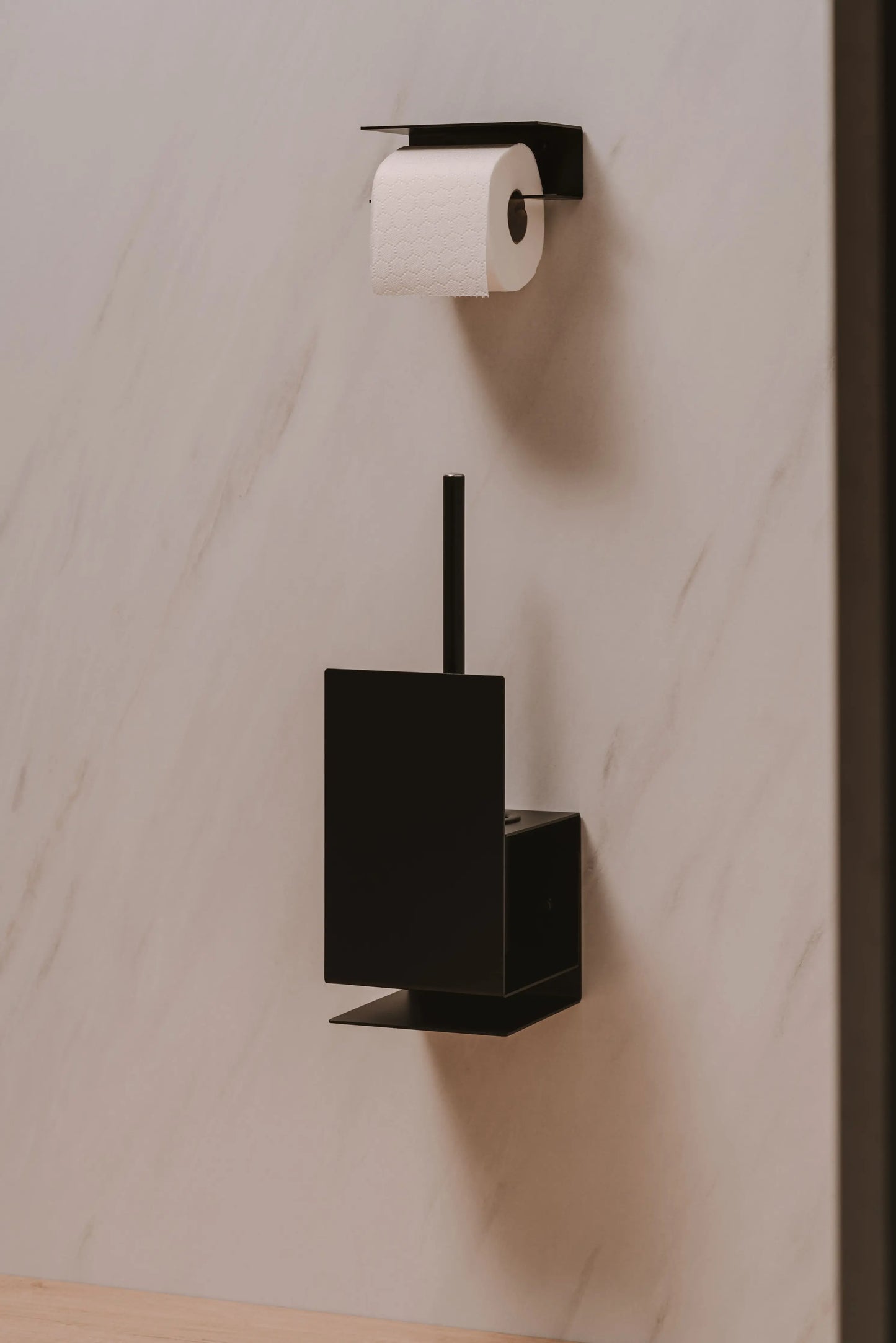 Berno toilet roll holder – Functional elegance with integrated shelf
