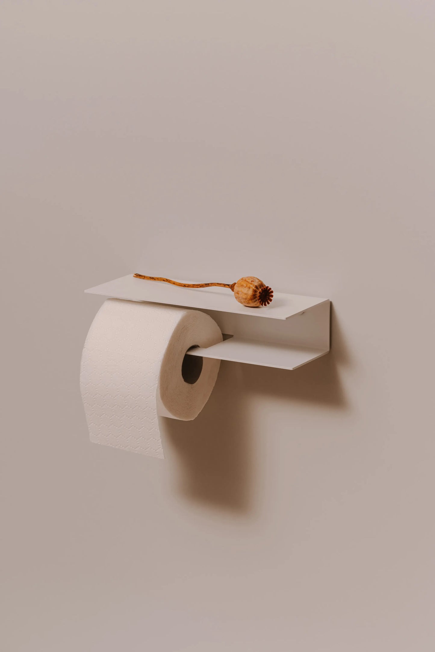 Berno toilet roll holder – Functional elegance with integrated shelf