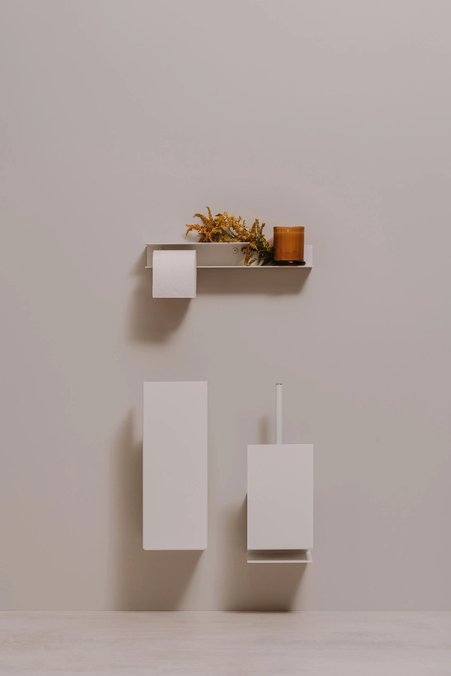 Berno toilet roll holder – Functional elegance with integrated shelf