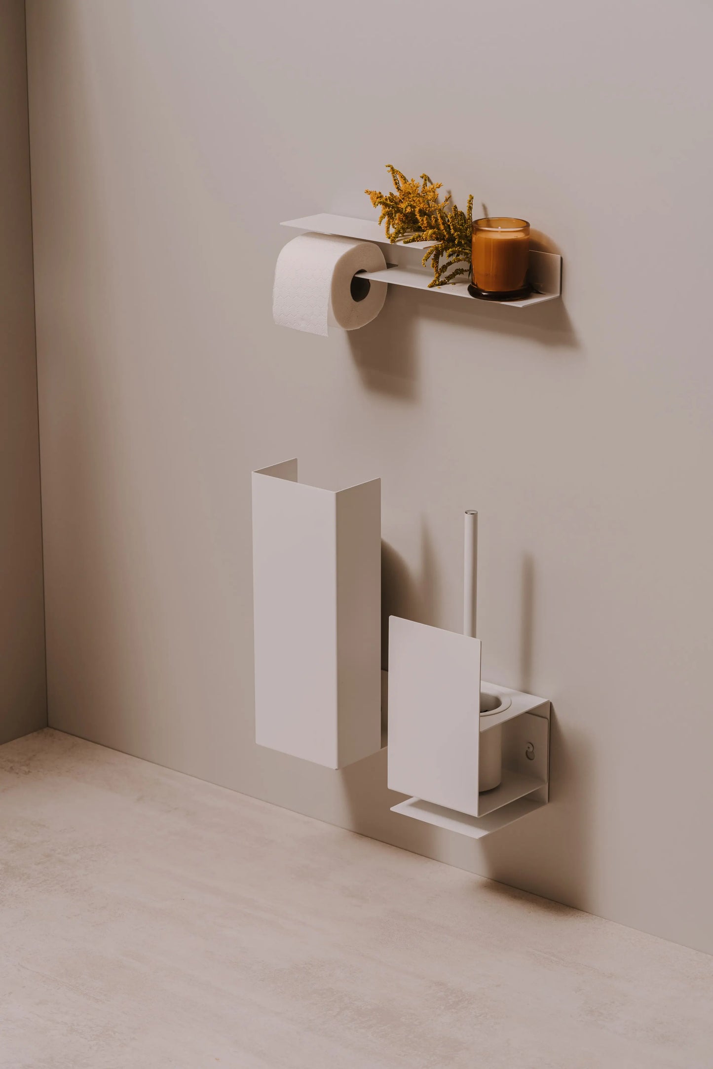 Berno toilet roll holder – Functional elegance with integrated shelf
