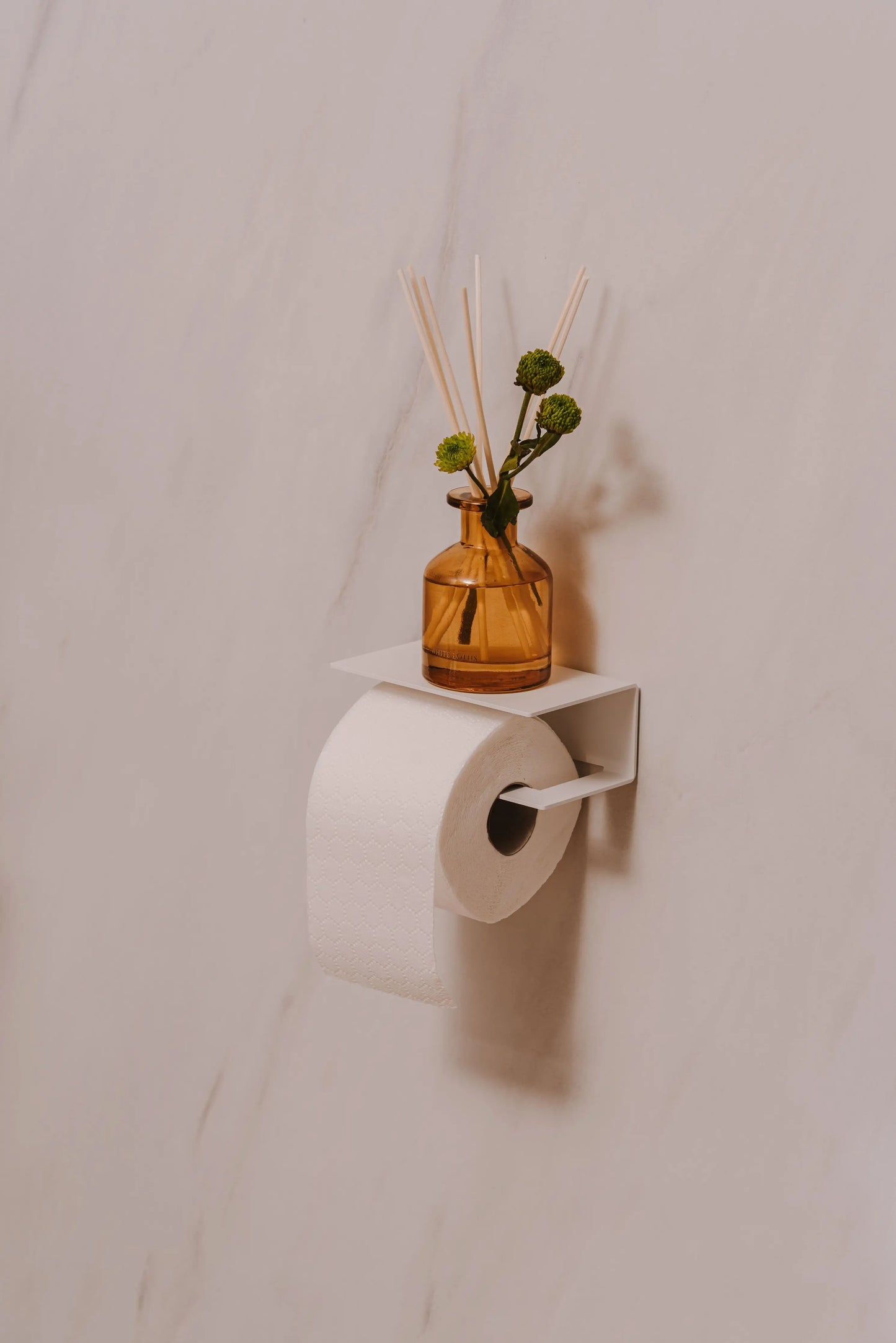Berno toilet roll holder – Functional elegance with integrated shelf