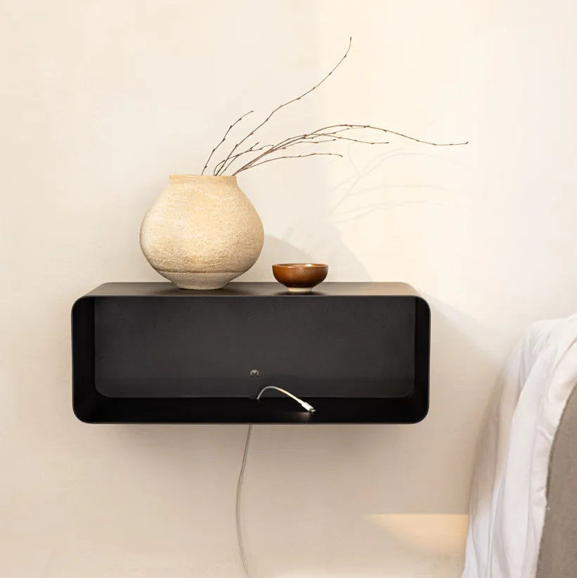 Mesita de pared COMO en negro mate con forma oval en dormitorio minimalista - Kaimok Design