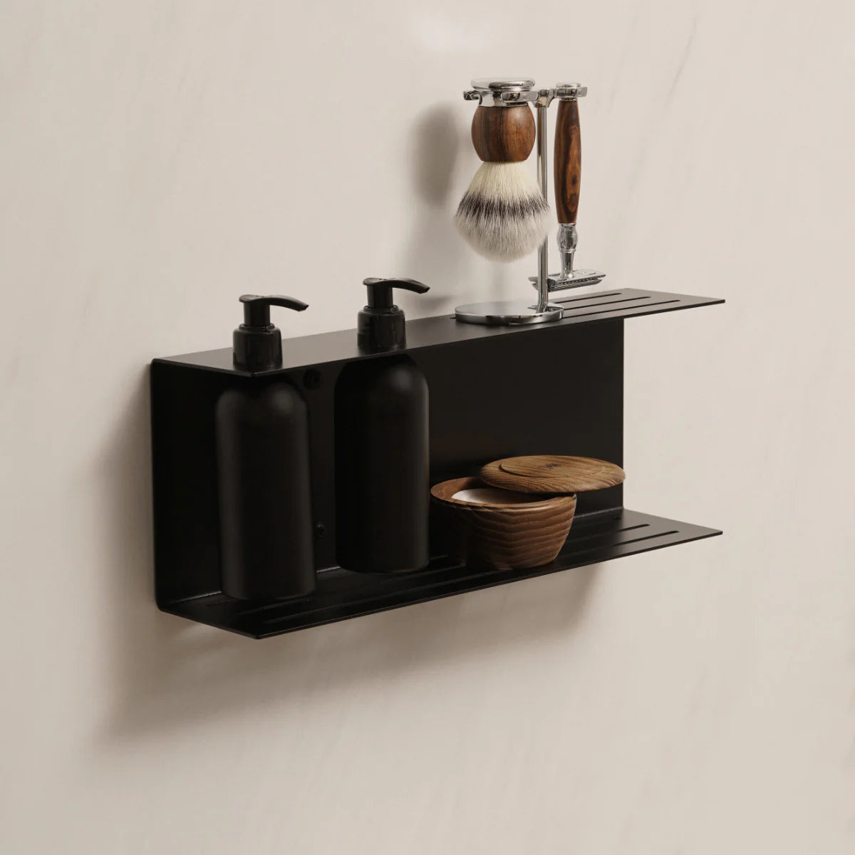 Dispensador de jabón de pared Catania en negro mate instalado en un baño minimalista