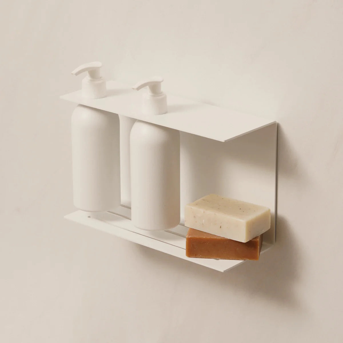 Dispensador de jabón de pared Catania en blanco instalado en un baño minimalista