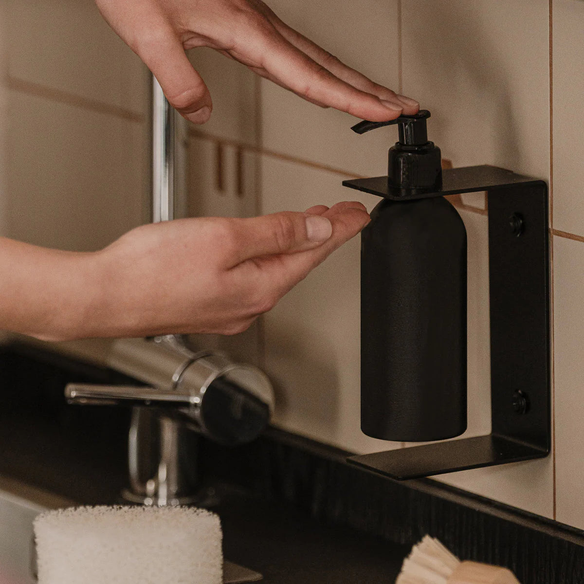 Dispensador de jabón de pared S, Catania en negro mate instalado en un baño minimalista