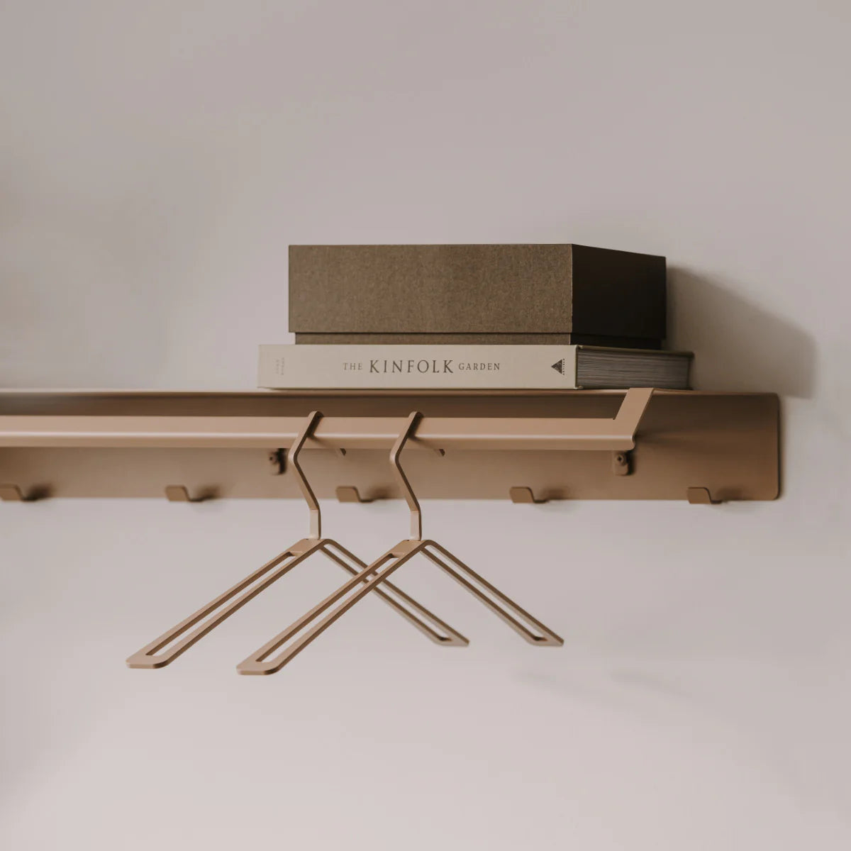 perchas de pared GENT acero powder-coated beige - Kaimok Design
