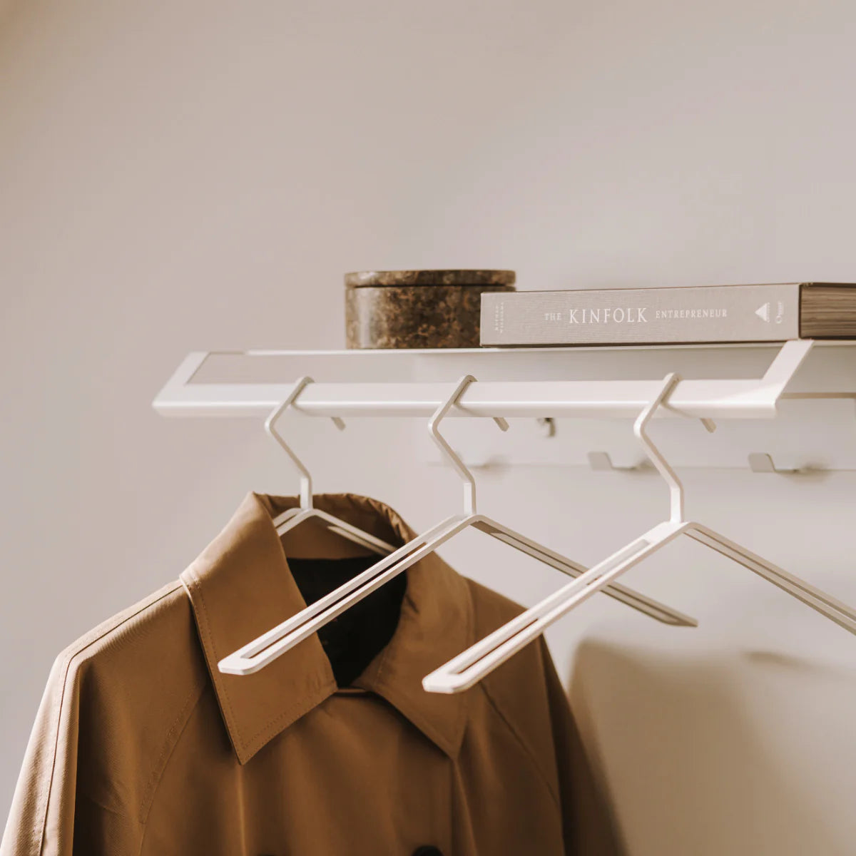 Detalle percha de pared GENT acero powder-coated colgando chaqueta - Kaimok Design