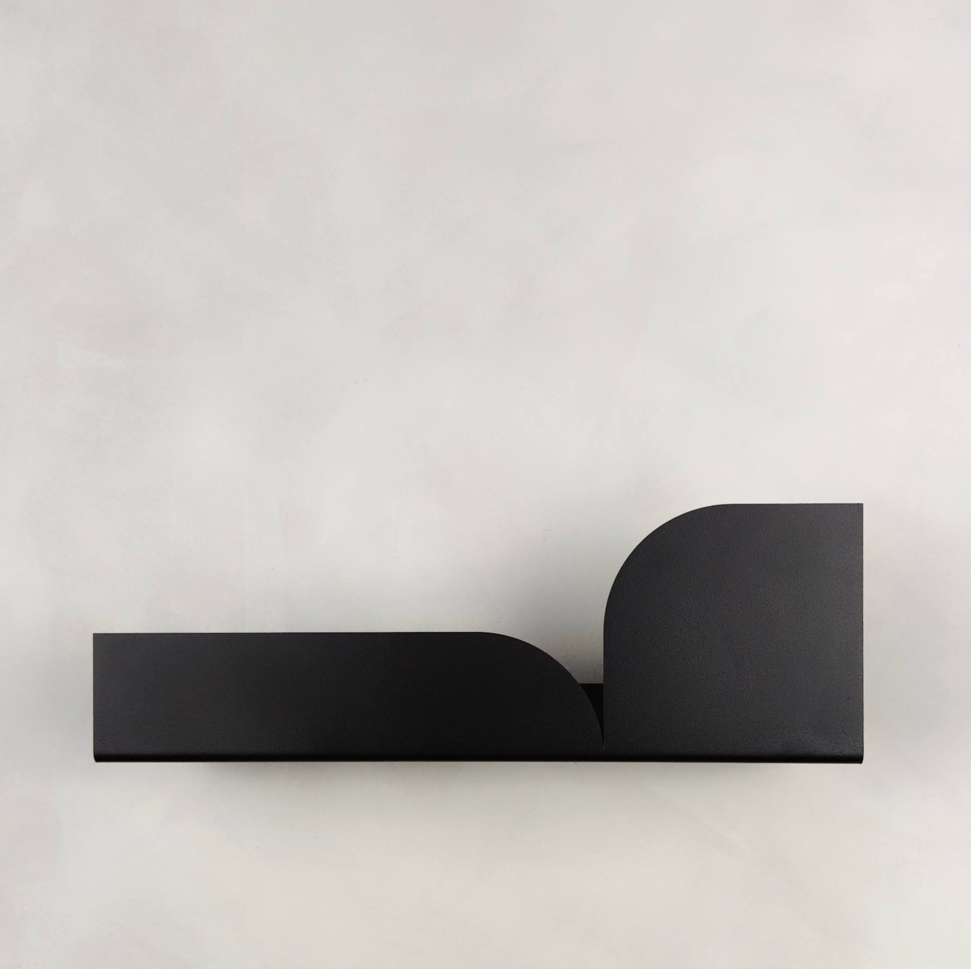 Estantería metálica Torino mediana negro mate – detalle acabado industrial – Kaimok Design