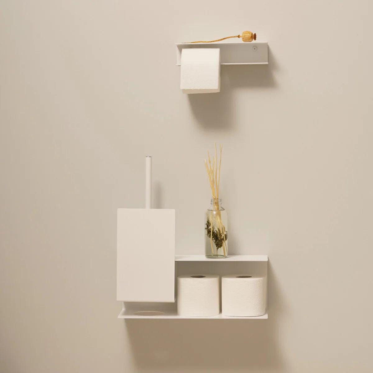 Escobillero Lugano blanco M y portaroolo Berno – baño nórdico minimalista – Kaimok Design