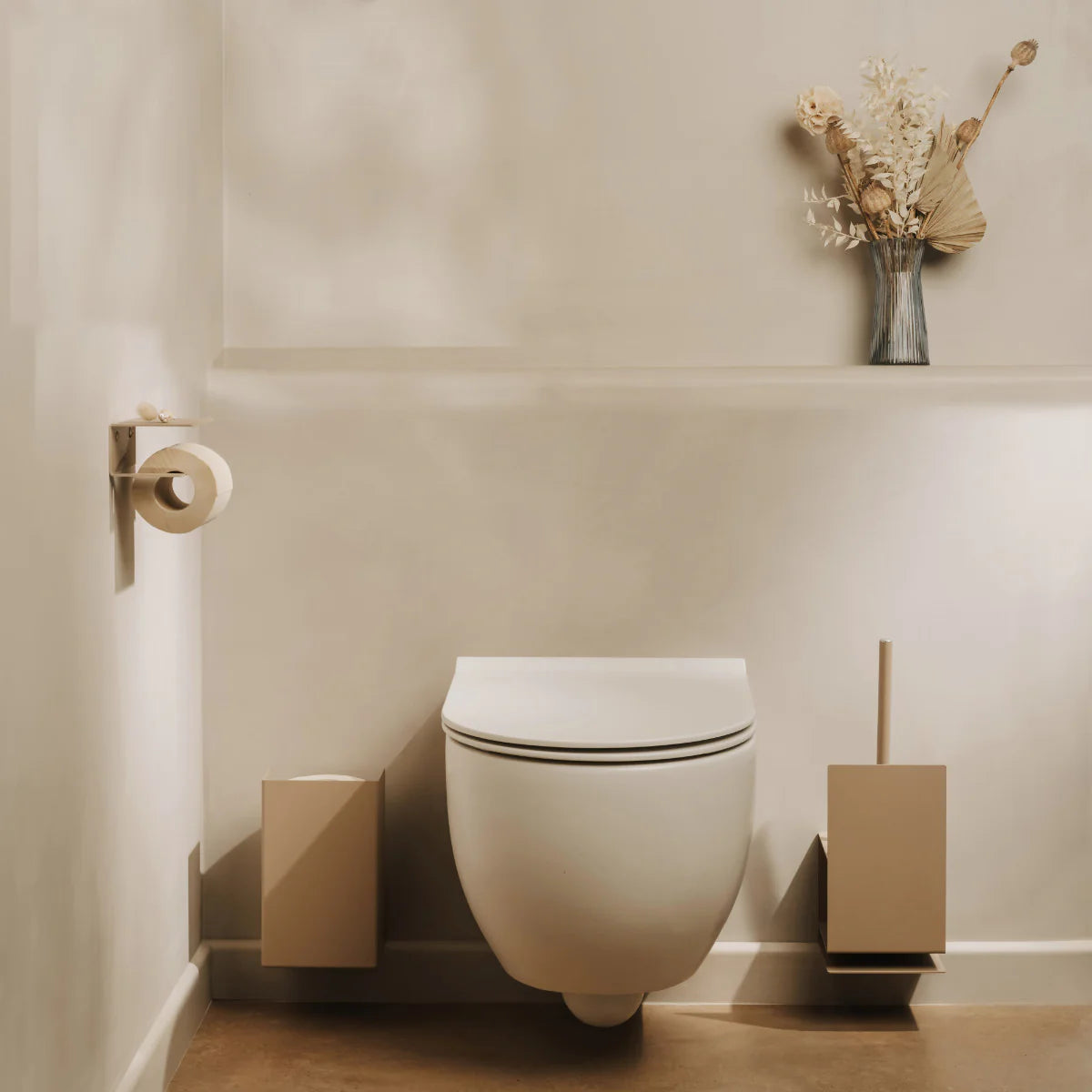 Set baño beige: organizador Amsterdam, portarrollos Berno y escobillero Lugano | Kaimok Design
