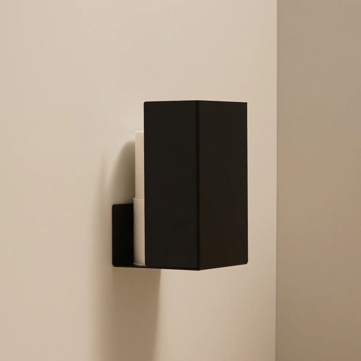 Organizador Amsterdam negro – vista lateral con rollo de papel higiénico | Kaimok Design