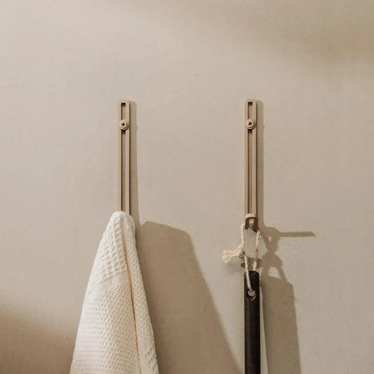 Gancho Malmo beige – detalle montaje pared – Kaimok Design