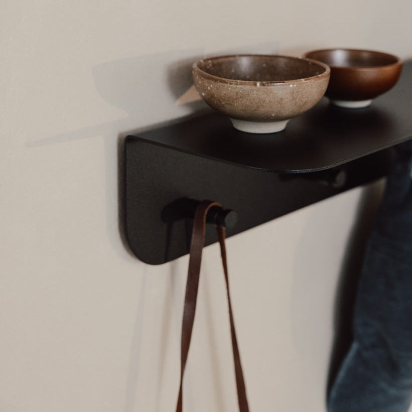 Detalle ganchos perchero de pared Milano negro con chaqueta y llavero recibidor minimalista - Kaimok Design