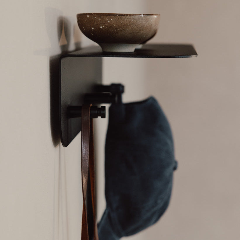 Detalle ganchos perchero de pared Milano negro con gorra y llavero recibidor minimalista - Kaimok Design