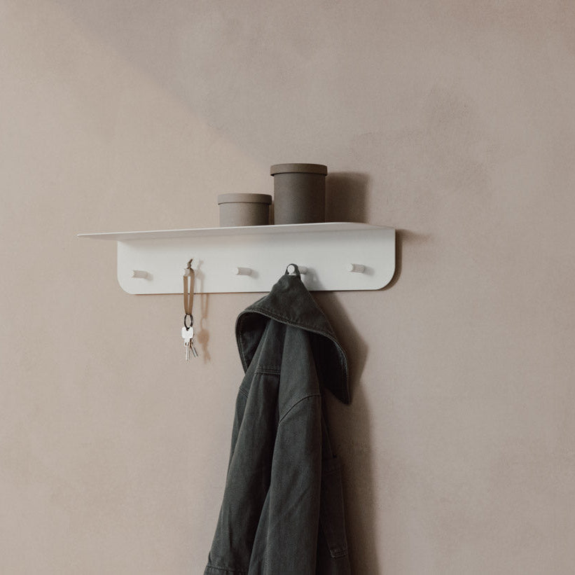Perchero de pared Milano blanco ganchos metálicos con ropa y repisa macetas - Kaimok Design