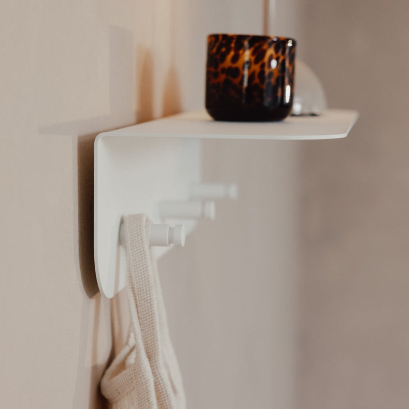 Detalle ganchos perchero de pared Milano blanco con bolsa y accesorios en la repisa de pared - Kaimok Design