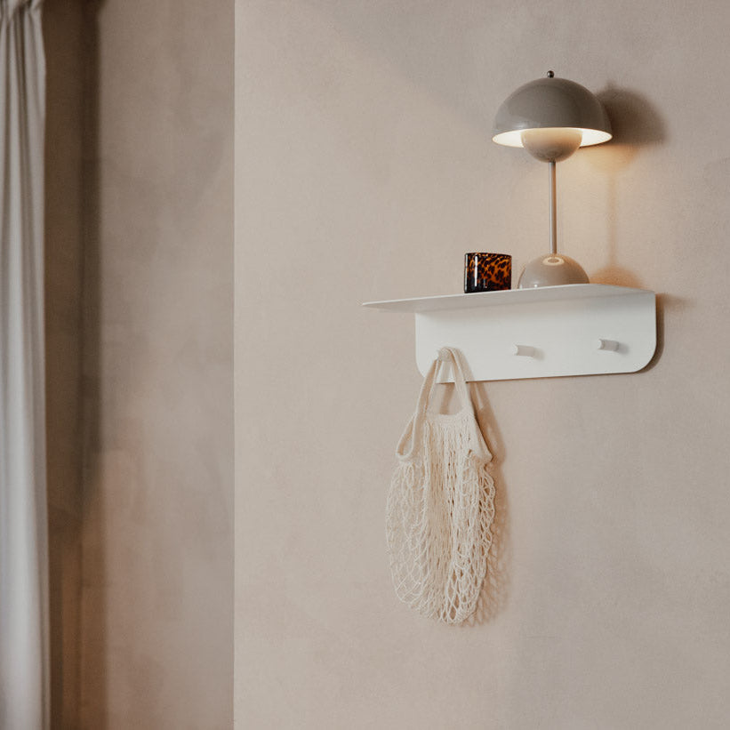 Perchero de pared con estante y ganchos Milano blanco recibidor con bolsa y lámpara - Kaimok Design