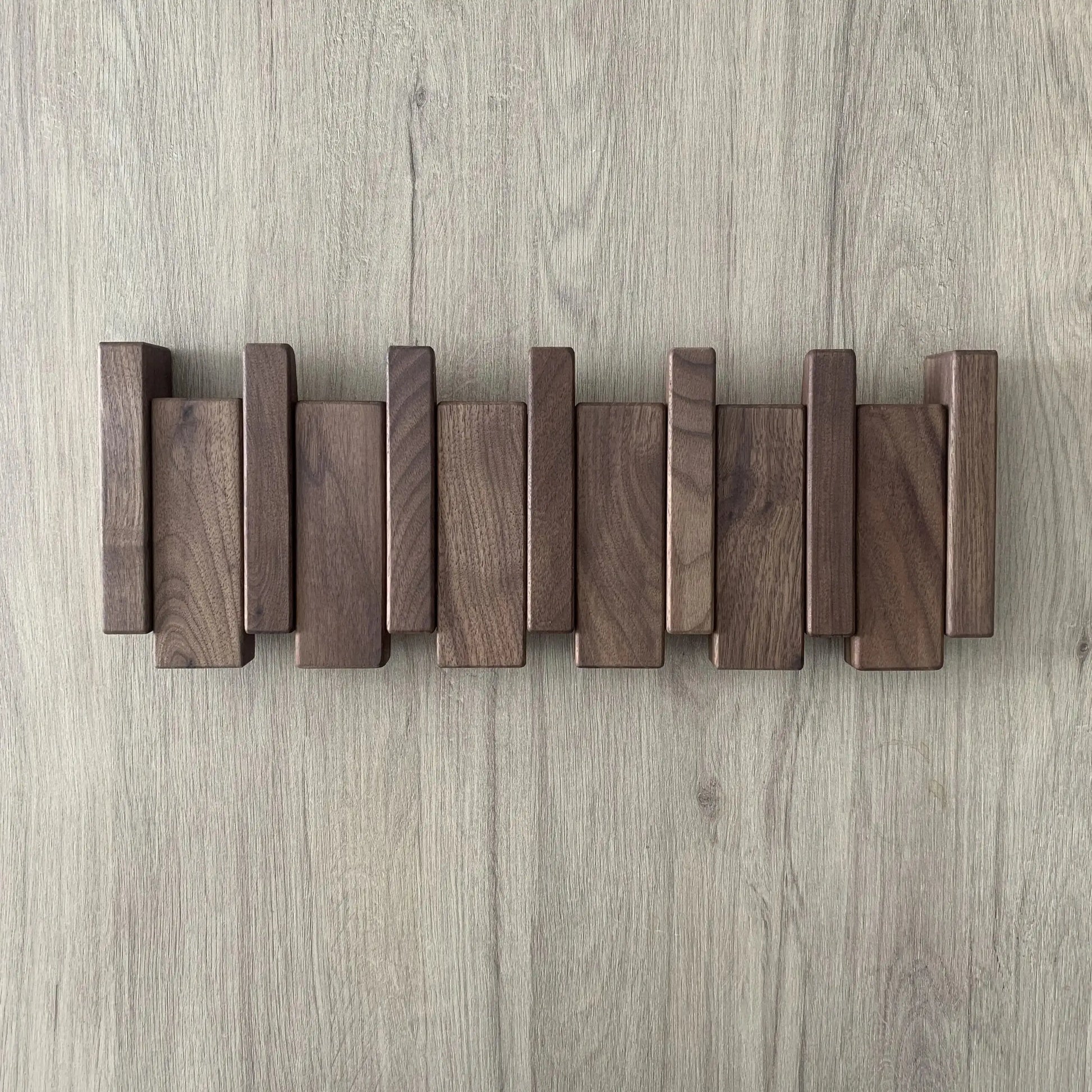 Perchero de pared madera nogal 5_ganchos - Kaimok Design