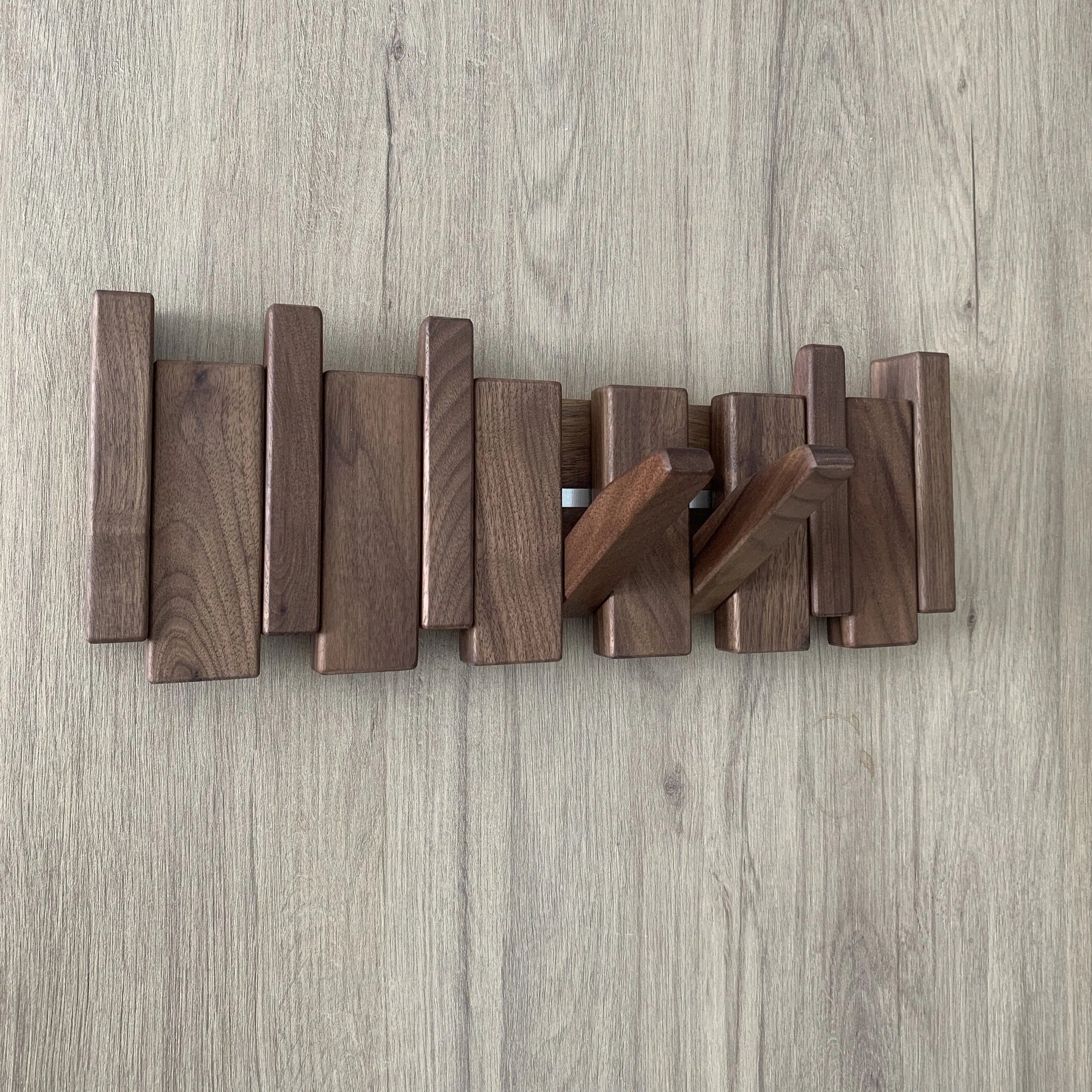 Perchero_madera_5_ganchos_nogal - Kaimok Design
