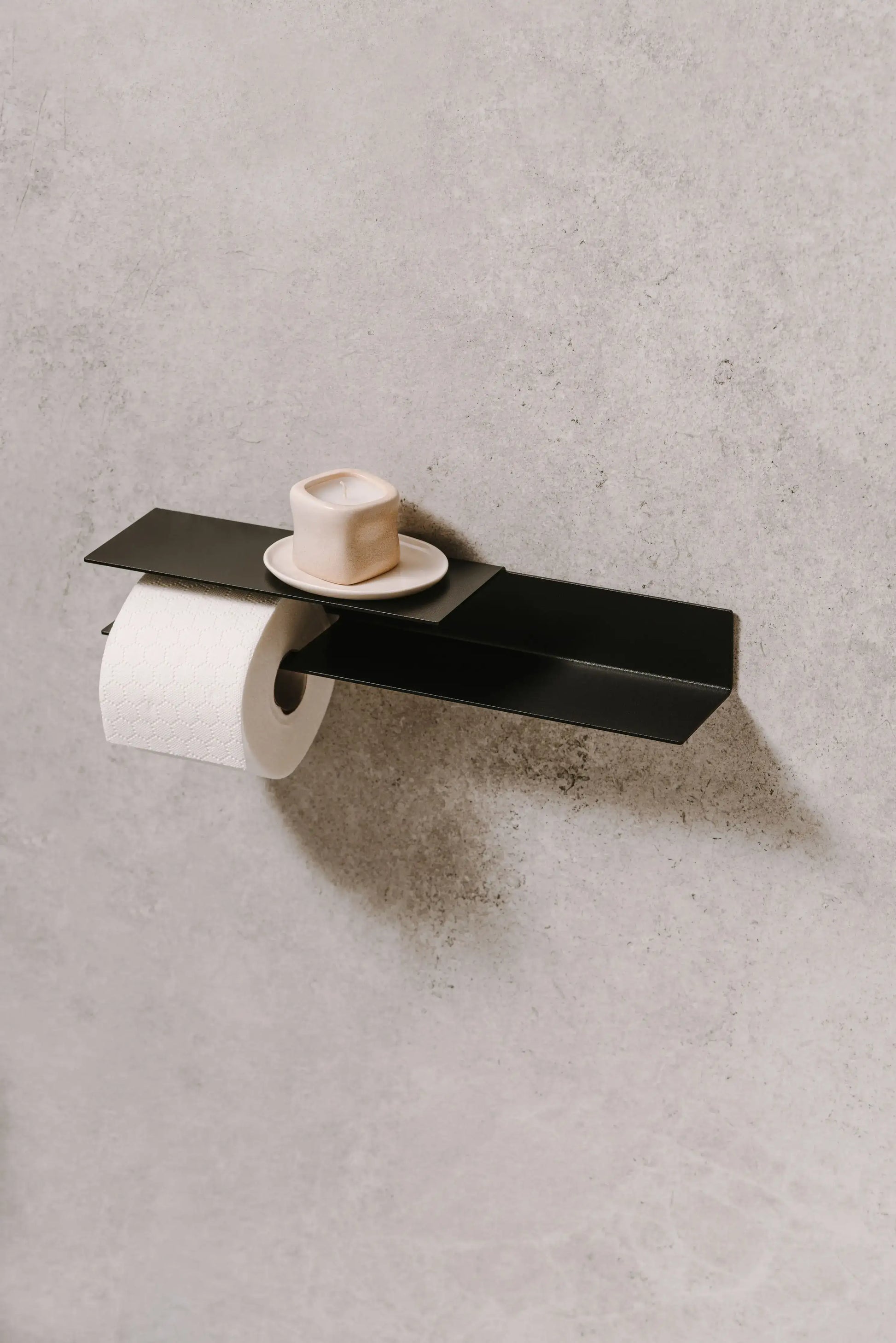 Portarrollos Berno –  negro - garnde - accesorios baño moderno con estante - Kaimok Design
