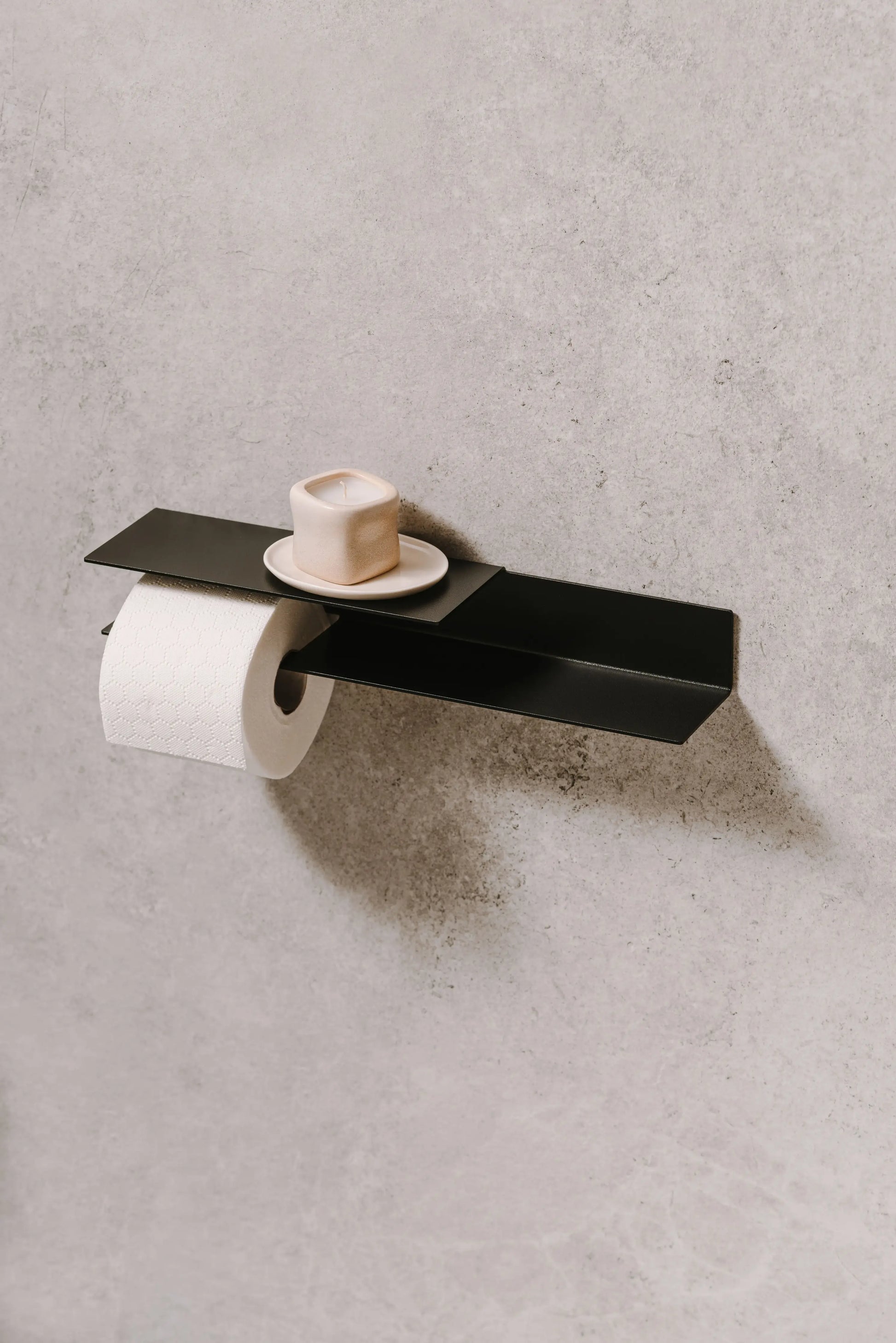 Portarrollos Berno –  negro - garnde - accesorios baño moderno con estante - Kaimok Design